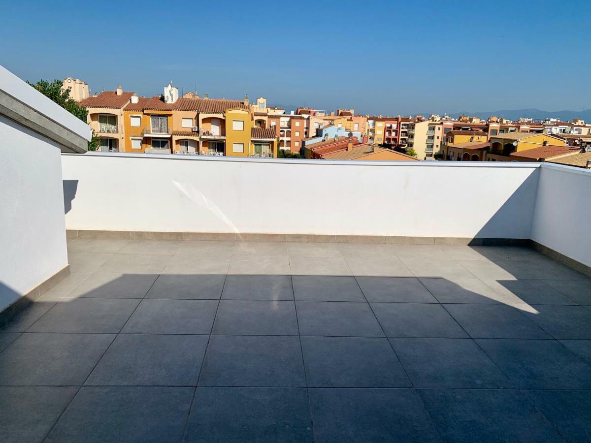 Edifici Valeria Apartment เอมปูเรียบราบา ภายนอก รูปภาพ